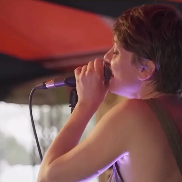 Sofly chante de la bossa nova, du lyrique accompagnée au piano en plein air sur le site du Hellfest