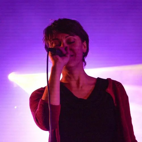 Sofly en concert sous les projecteurs