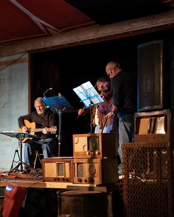Entr'autres est un groupe de folk irlandais basé au sud de Nantes.