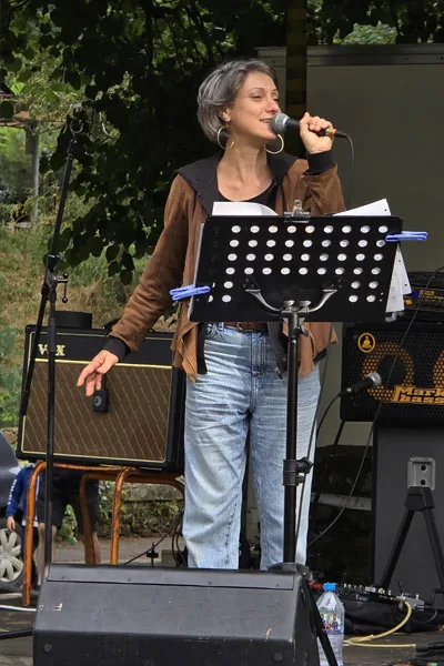 Sofly chante en plein air