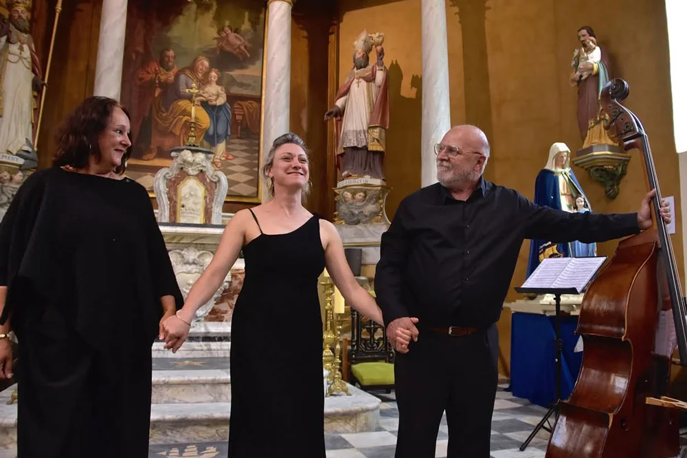 Sofly chant du lyrique accompagné de piano et contrebasse